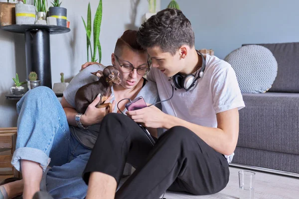Feliz falando mãe e filho adolescente, pai e filho sentado em casa no chão — Fotografia de Stock