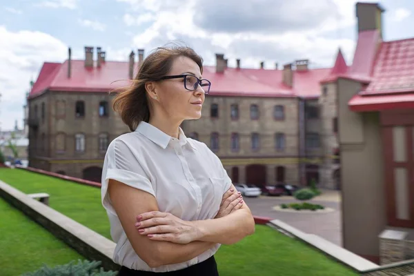 Outdoor portret uśmiechnięty pewny siebie dojrzały biznes kobieta ze złożonymi ramionami — Zdjęcie stockowe