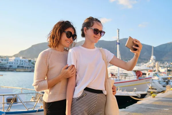 Ευτυχισμένη οικογένεια σε διακοπές, η μαμά και η έφηβη κόρη βγάζουν selfie στο smartphone — Φωτογραφία Αρχείου