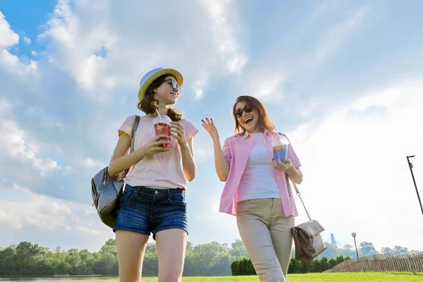 Moeder en dochter wandelen op het grasveld in het park — Stockfoto