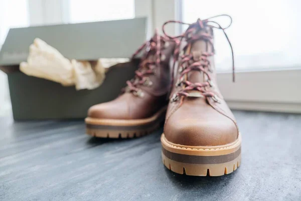 Nuevas botas de invierno impermeables de cuero marrón para mujer en caja —  Fotos de Stock