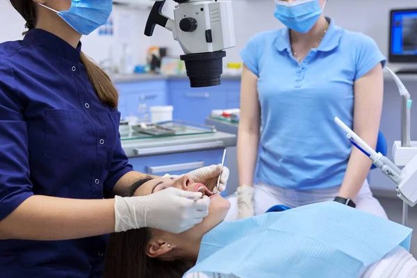 Salud odontología medicina, mujer médico dentista trata los dientes — Foto de Stock