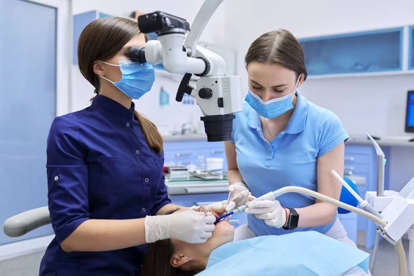 Gezondheidszorg tandheelkunde, vrouw arts tandarts behandelt tanden — Stockfoto