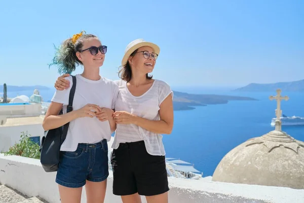 Mère et fille adolescente voyageant ensemble, voyage de luxe, île de Santorin — Photo