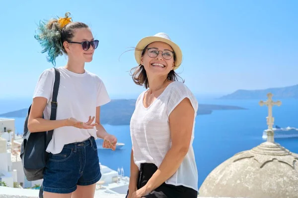 Mère et fille adolescente voyageant ensemble, voyage de luxe, île de Santorin — Photo