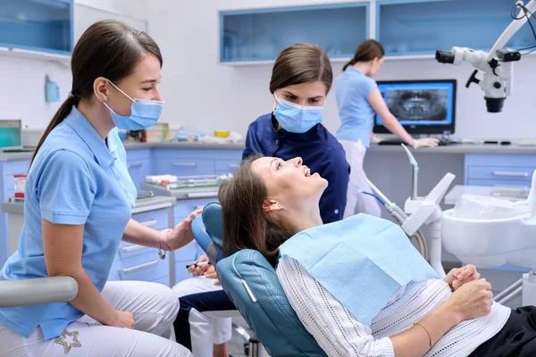 Tandheelkundig onderzoek en tandheelkundige behandeling, patiënt en arts in gesprek — Stockfoto