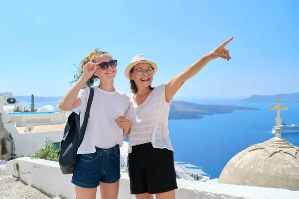 Anne ve genç kız birlikte seyahat ediyor, lüks seyahat, ada Santorini — Stok fotoğraf