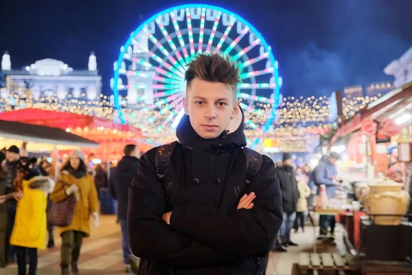 Usmívající se pohledný muž teenager mluvící do kamery — Stock fotografie