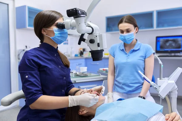 Sağlık sigortası tıbbı, dişlerini tedavi eden kadın doktor. — Stok fotoğraf