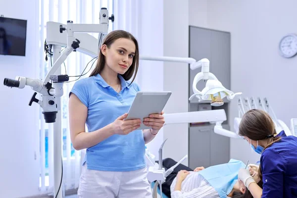 Retrato del médico dentista con tableta digital — Foto de Stock