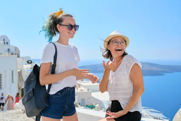 Madre e hija adolescente viajando juntas, viajes de lujo, isla Santorini — Foto de Stock