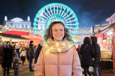 Noel pazarındaki mutlu genç bayanın kış portresi.