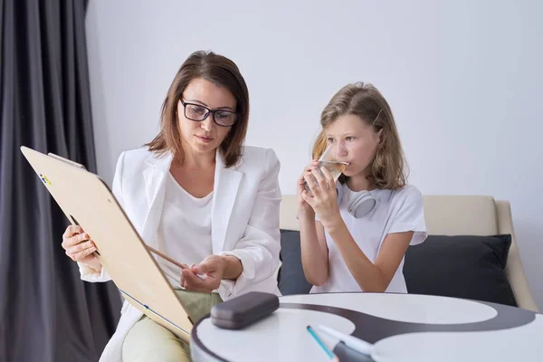 Consulenza professionale per i bambini, psicologo guarda disegno bambini — Foto Stock