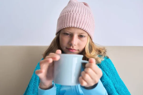 Temporada fría otoño invierno, niña sentada en casa con taza de té caliente —  Fotos de Stock