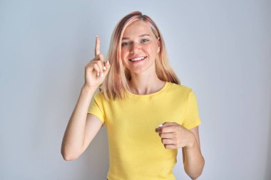 16-17 yaşlarındaki çekici kız kameraya bakarak konuşuyor.