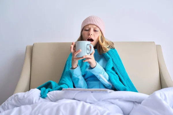 Temporada fría otoño invierno, niña sentada en casa con taza de té caliente —  Fotos de Stock