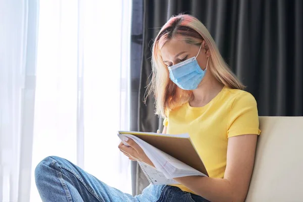 Estudiante de máscaras médicas protectoras —  Fotos de Stock