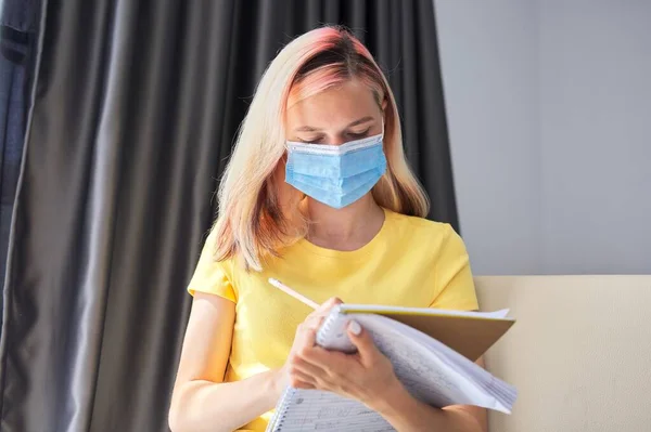 Estudiante de máscaras médicas protectoras —  Fotos de Stock