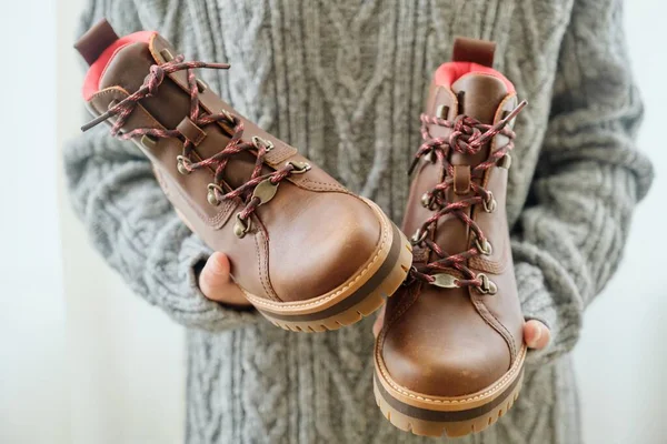 Nuevas botas de invierno impermeables marrones de cuero para mujer en manos de mujeres —  Fotos de Stock