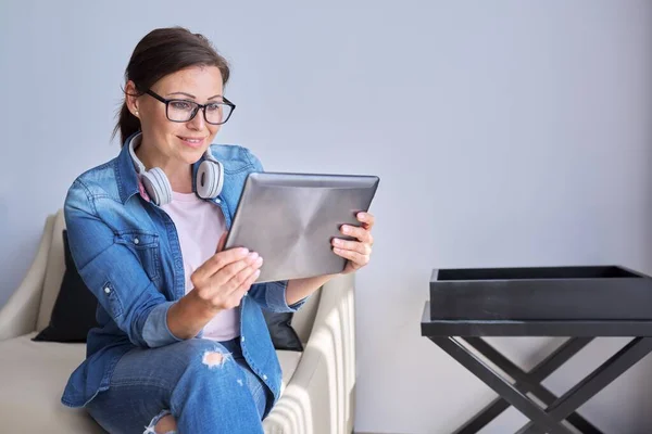 Ritratto di donna matura che guarda il monitor del tablet digitale e parla — Foto Stock