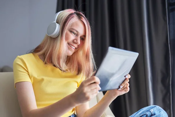 Střední škola student teenager dívka ve sluchátkách s digitálním tabletem doma — Stock fotografie