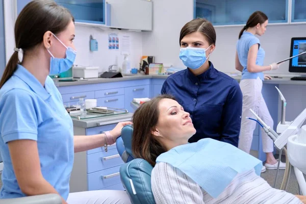 Onderzoek, behandeling van tanden, patiënt volwassen vrouw in tandartsstoel — Stockfoto