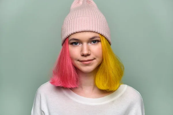 Retrato de la chica adolescente de moda con el pelo teñido de color en sombrero de punto — Foto de Stock