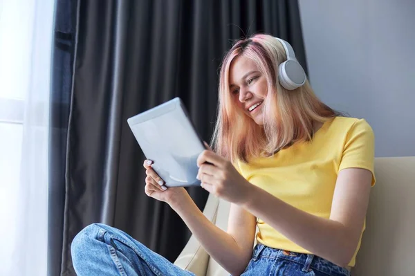 Střední škola student teenager dívka ve sluchátkách s digitálním tabletem doma — Stock fotografie