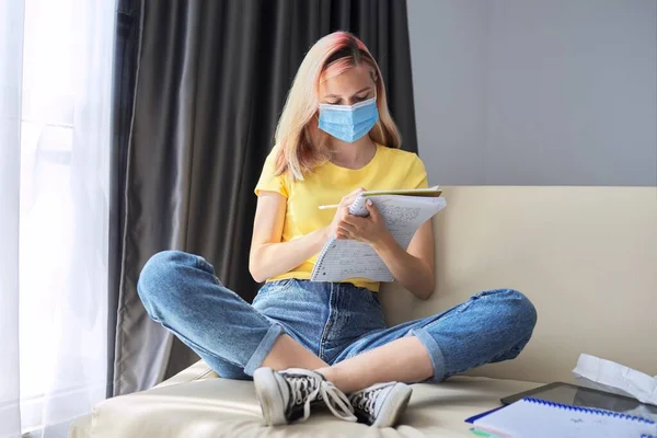 Estudiante de máscaras médicas protectoras —  Fotos de Stock