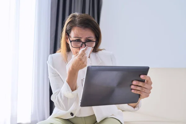 Enferma mujer de negocios estornudando en el pañuelo hace videollamada al médico — Foto de Stock