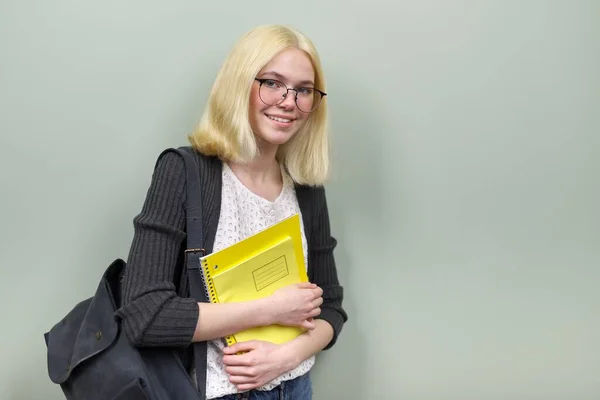 Retrato de niña estudiante feliz adolescente de 16 años en gafas con mochila — Foto de Stock