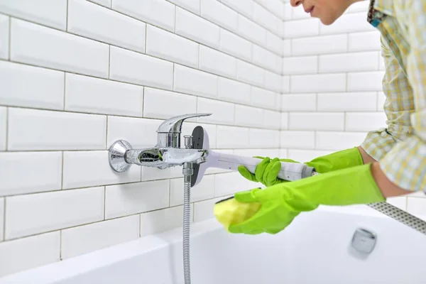 Limpeza a vapor do banheiro, limpeza sem o uso de detergentes químicos, usando vapor — Fotografia de Stock