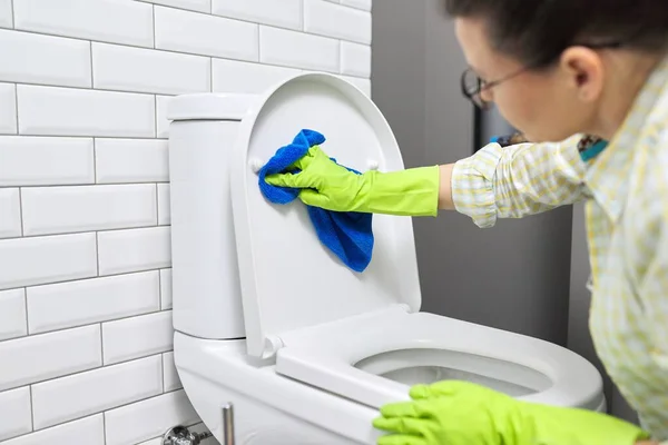 Vrouw wassen toilet kom polijsten met microvezel doek — Stockfoto