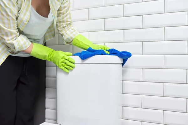 Woman washing toilet bowl polishing with microfiber cloth — Stock Photo, Image