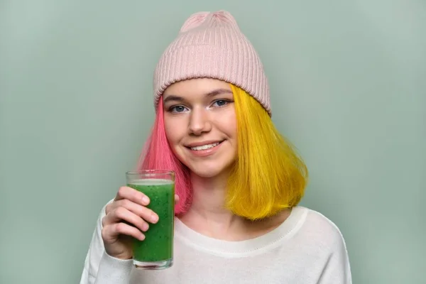 Ung tonåring flicka med gröna grönsaker smoothie dryck — Stockfoto