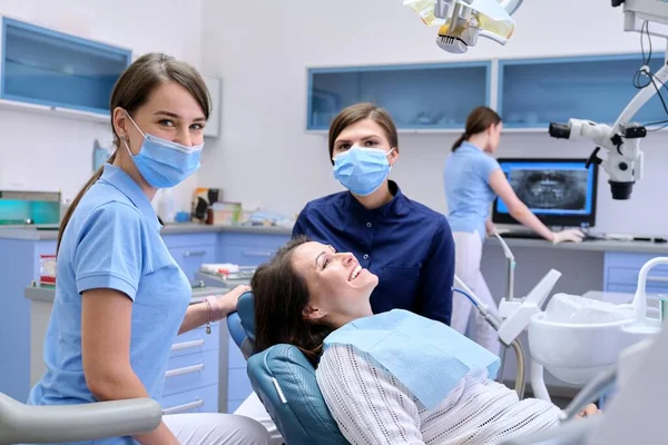 Tandheelkundig onderzoek en tandheelkundige behandeling, patiënt en arts in gesprek — Stockfoto