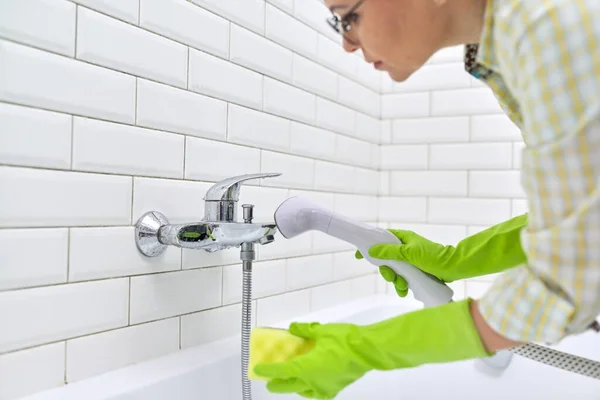 Steam cleaning the bathroom, cleaning without use of chemical detergents, using steamer — Stock Photo, Image