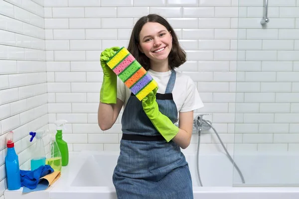 Portret van tiener meisje doen schoonmaken in de badkamer — Stockfoto