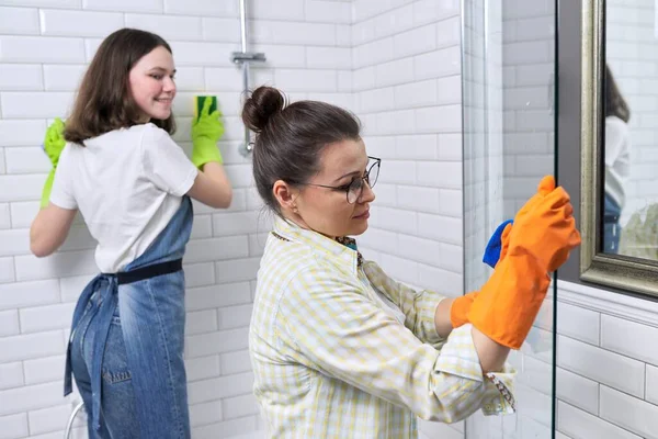 Familie moeder en tienerdochter schoonmaken samen thuis in de badkamer — Stockfoto