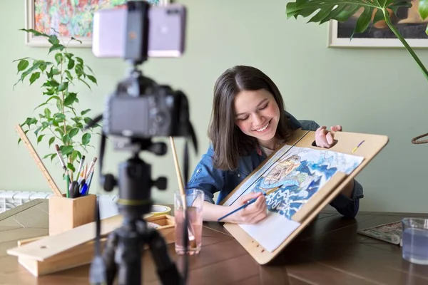 Artist, teenage girl, draws and records on video camera for his blog — Stock Photo, Image
