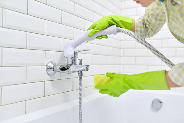 Steam cleaning the bathroom, cleaning without use of chemical detergents, using steamer — Stock Photo, Image