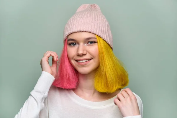 Portret van trendy tienermeisje met gekleurd geverfd haar in gebreide muts — Stockfoto