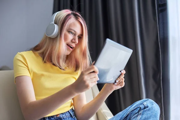 Střední škola student teenager dívka ve sluchátkách s digitálním tabletem doma — Stock fotografie