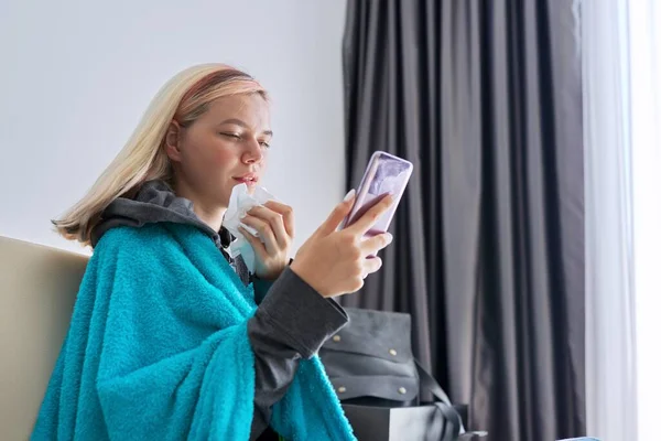 Enfermo adolescente estornudando en el pañuelo hace videollamada al médico —  Fotos de Stock