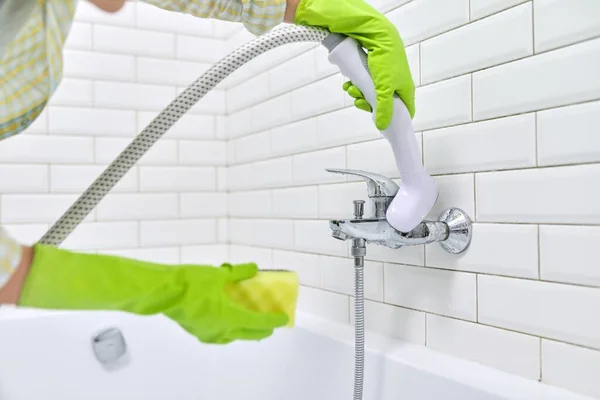 Limpeza a vapor do banheiro, limpeza sem o uso de detergentes químicos, usando vapor — Fotografia de Stock