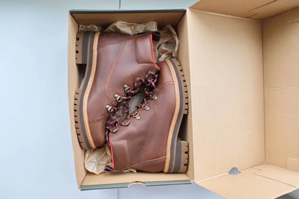 Nuevas botas de invierno impermeables de cuero marrón para mujer en caja —  Fotos de Stock