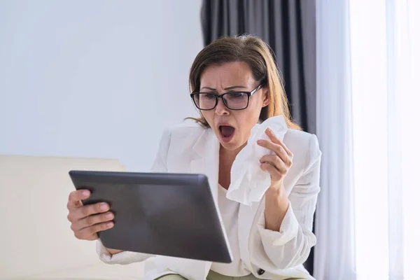 Enfermo mujer de negocios estornudando en el pañuelo haciendo videollamada —  Fotos de Stock