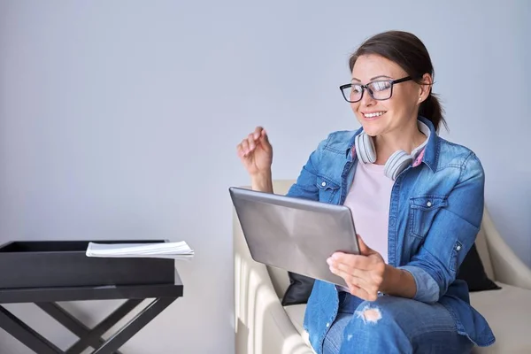 Portrait de femme mature regardant le moniteur de tablette numérique et parlant — Photo