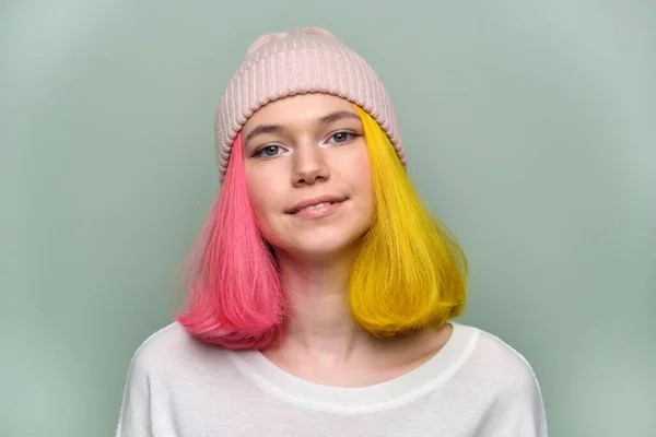 Retrato de la chica adolescente de moda con el pelo teñido de color en sombrero de punto — Foto de Stock