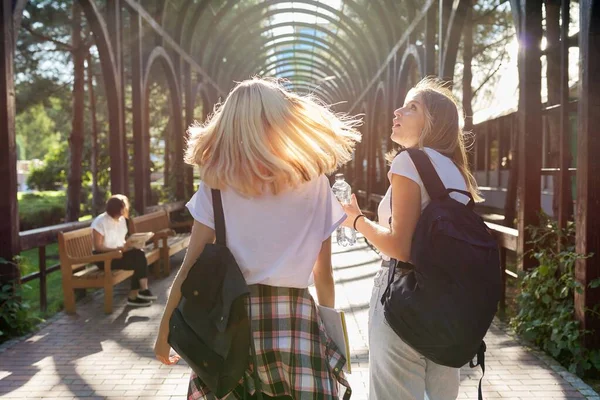 Dwa szczęśliwy uśmiech mówiący dziewczyny nastolatki studenci spacery razem — Zdjęcie stockowe